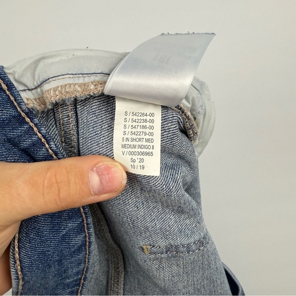 GAP Women’s 16/33 5” Distressed Denim Shorts Medium Wash - Picture 6 of 7